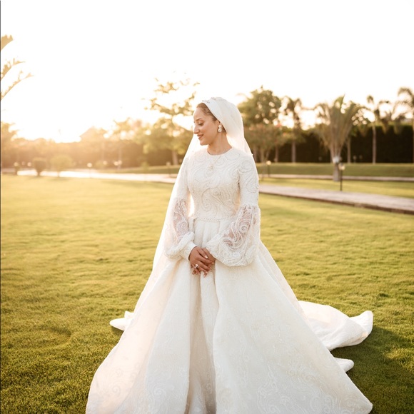 Custom made fully hand embroidered bridal dress! Hijjab friendly long sleeve max - Picture 6 of 7
